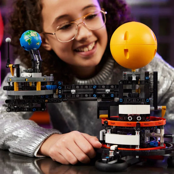 LEGO Technic Planet Earth and Moon in Orbit Set