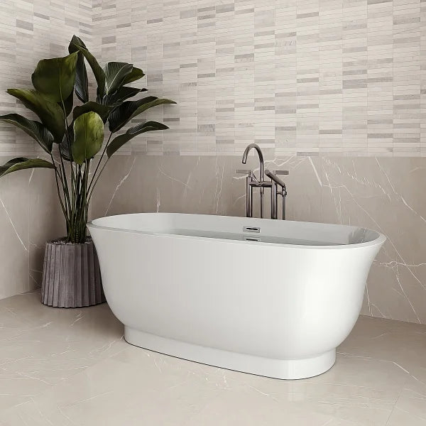 Streamline Freestanding Bathtub With Polished Chrome Drain